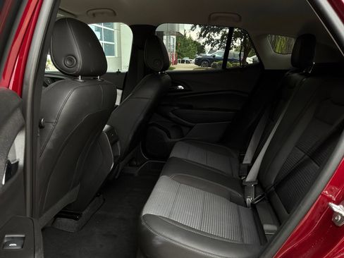 Used 2025 Chevrolet Trax LT w/ LT Convenience Package FWD image 12