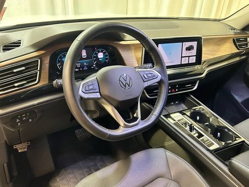 Used 2024 Volkswagen Atlas SE AWD/4WD image 2