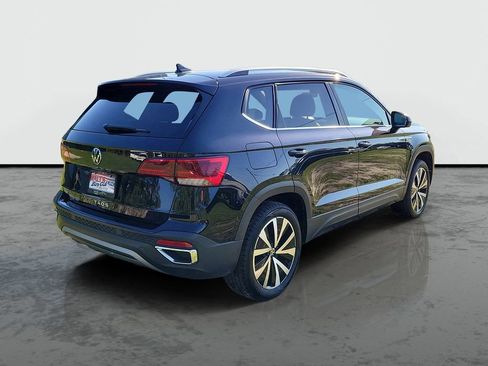 Used 2024 Volkswagen Taos SE FWD image 2