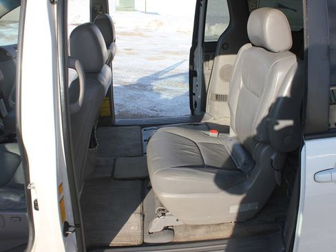 Used 2006 Toyota Sienna XLE image 39