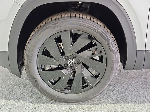 New 2026 Volkswagen Atlas SE FWD image 12
