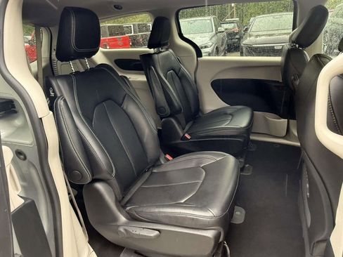Used 2024 Chrysler Pacifica Select image 10