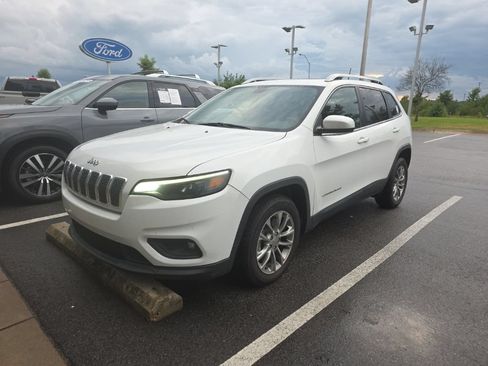 Used 2019 Jeep Cherokee Latitude Plus FWD image 2