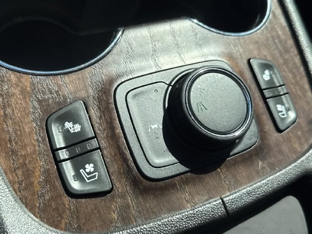 Used 2023 GMC Acadia Denali w/ Denali Technology Package FWD image 28