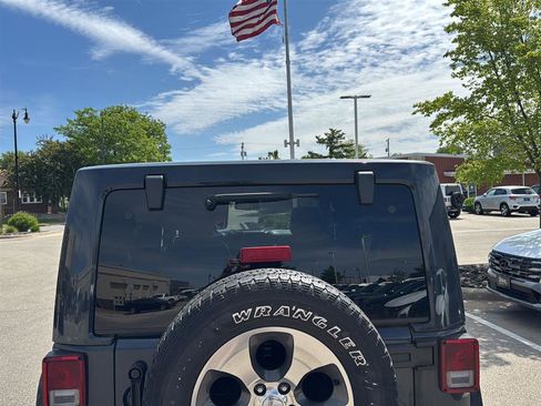 Used 2018 Jeep Wrangler Unlimited Sahara w/ Connectivity Group AWD/4WD image 11