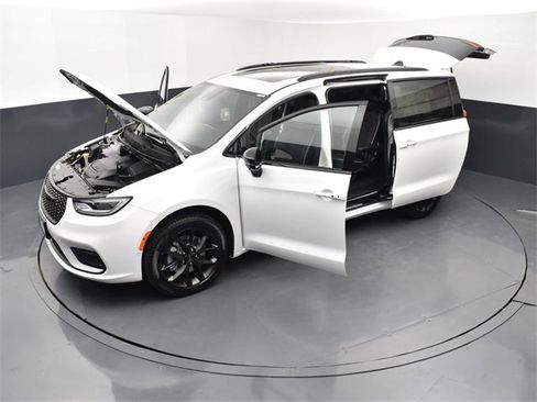 Used 2024 Chrysler Pacifica Limited w/ S Appearance Package image 21