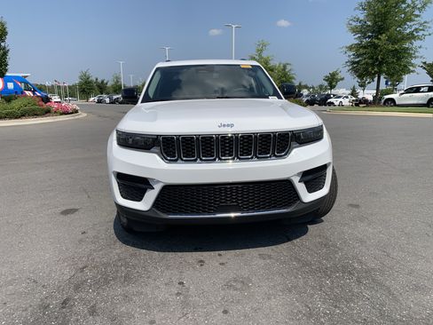 Certified 2023 Jeep Grand Cherokee Laredo w/ Luxury Tech Group I RWD image 5
