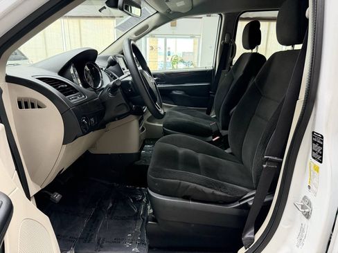 Used 2018 Dodge Grand Caravan SE FWD image 11