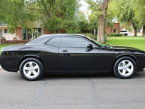 Used 2010 Dodge Challenger SE image 3