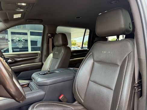 Used 2021 GMC Yukon XL Denali AWD/4WD image 16
