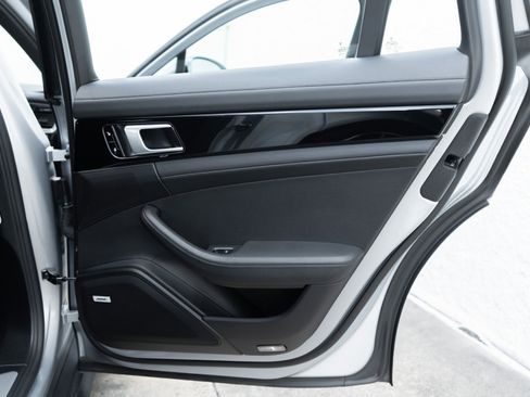 Used 2018 Porsche Panamera 4S image 40