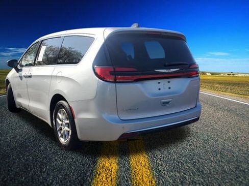 Certified 2023 Chrysler Pacifica Touring-L image 2