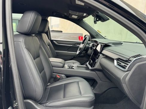 Used 2024 GMC Acadia Elevation image 24