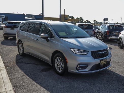 Used 2023 Chrysler Pacifica Touring-L FWD image 3