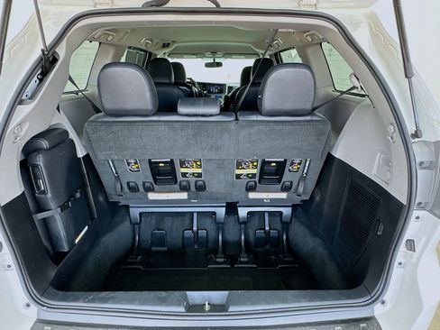 Used 2017 Toyota Sienna SE FWD image 17