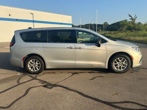 Used 2024 Chrysler Pacifica Touring-L FWD image 6