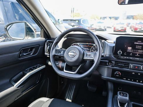 Used 2025 Nissan Pathfinder S FWD image 18