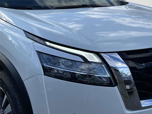 Used 2024 Nissan Pathfinder SL image 10