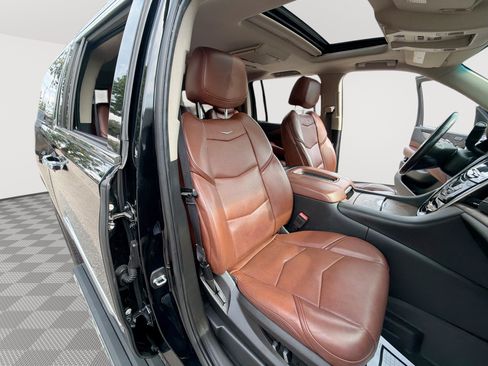 Used 2019 Cadillac Escalade ESV Premium Luxury RWD image 28
