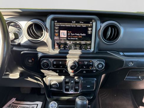 Certified 2021 Jeep Gladiator Willys image 20