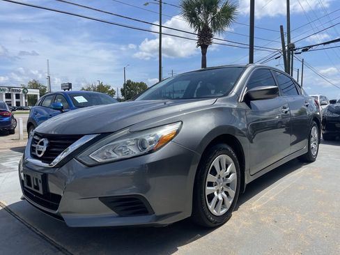 Used 2017 Nissan Altima 2.5 S w/ Power Driver Seat Package FWD image 3
