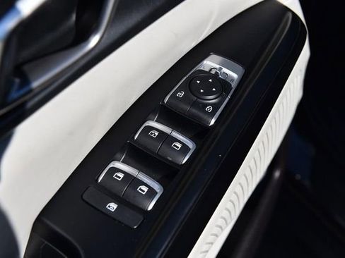 Used 2024 Kia Carnival LX image 8