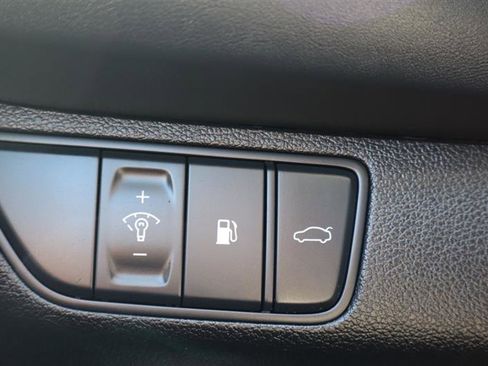 Used 2025 Genesis G70 2.5T image 24