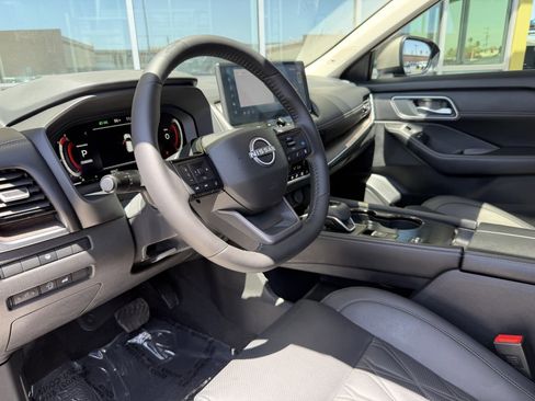 Used 2025 Nissan Rogue Platinum FWD image 31