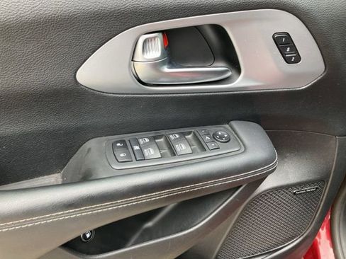 Used 2020 Chrysler Pacifica Limited w/ Advanced Safetytec Group FWD image 10