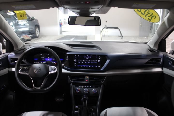 Used 2022 Volkswagen Taos SE w/ Panoramic Sunroof Package FWD image 2