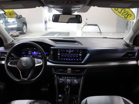 Used 2022 Volkswagen Taos SE w/ Panoramic Sunroof Package FWD image 2
