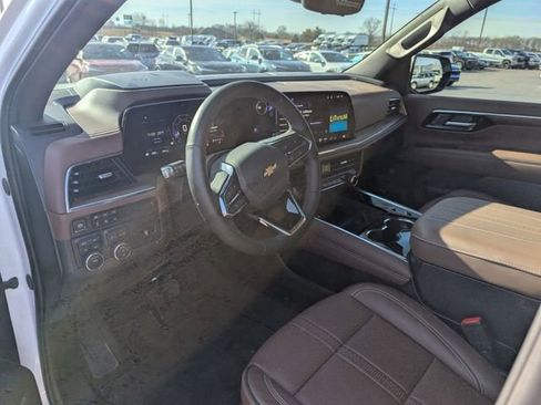 Used 2025 Chevrolet Suburban High Country image 12