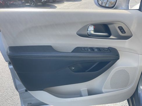 Used 2021 Chrysler Pacifica Touring-L image 9