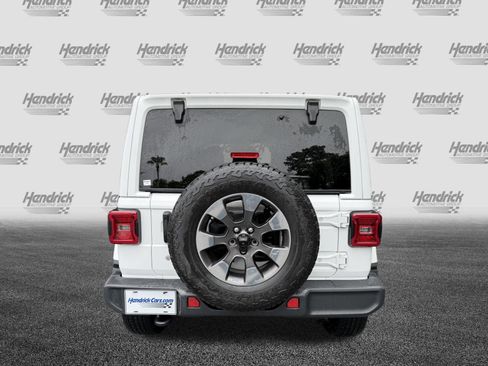 Used 2018 Jeep Wrangler Unlimited Sahara AWD/4WD image 8