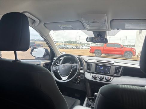 Used 2018 Toyota RAV4 LE image 25