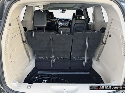 Used 2023 Chrysler Pacifica Limited FWD image 31