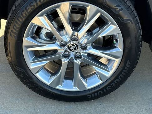 New 2026 Toyota Highlander Limited image 9