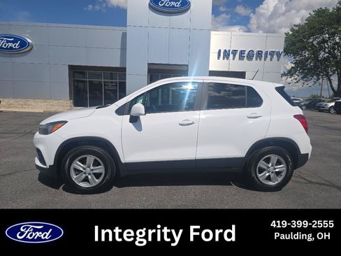 Used 2017 Chevrolet Trax LS w/ Fleet Convenience Package AWD/4WD image 1