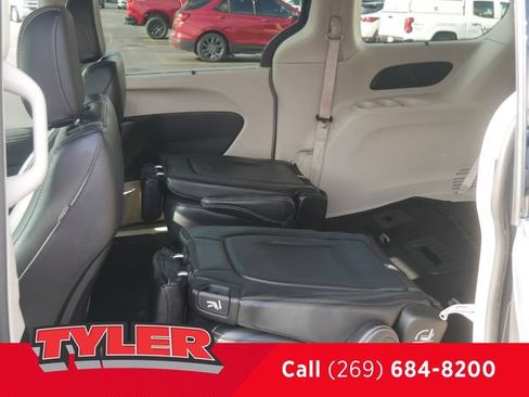 Used 2022 Chrysler Pacifica Touring-L FWD image 40