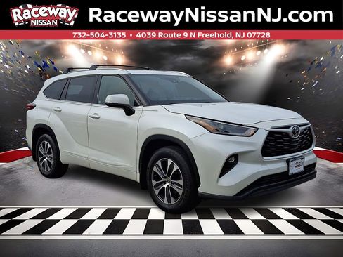 Used 2021 Toyota Highlander XLE image 1