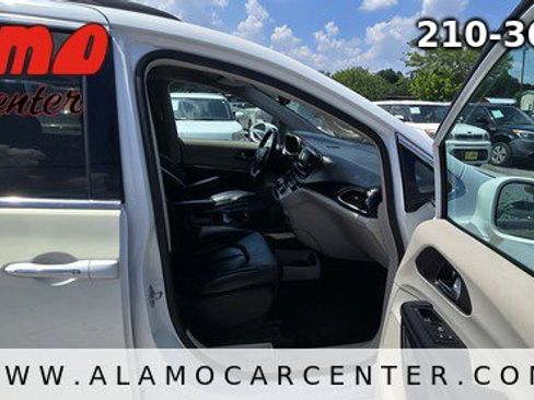 Used 2017 Chrysler Pacifica Touring-L FWD image 13
