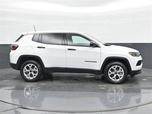 Used 2025 Jeep Compass Sport image 5