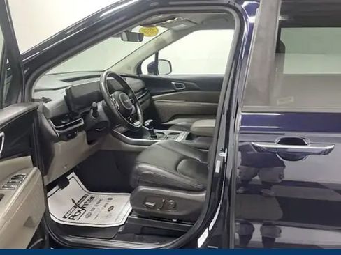 Used 2025 Kia Carnival FWD image 9