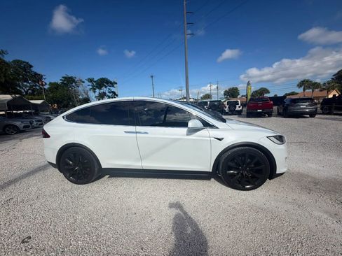 Used 2018 Tesla Model X 75D AWD/4WD image 3