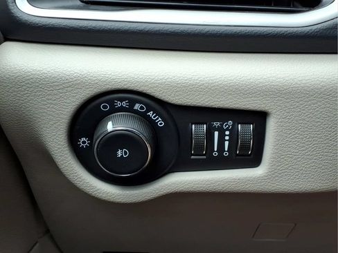 Used 2023 Chrysler Pacifica Touring-L FWD image 20