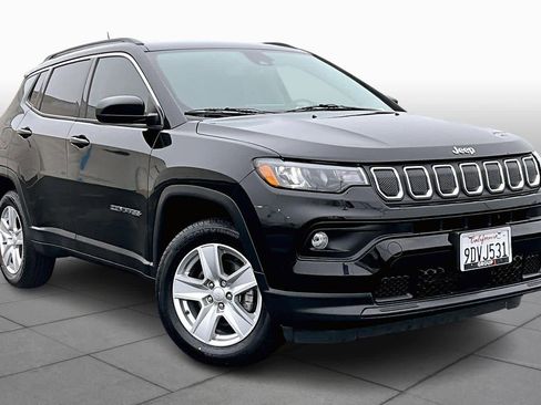 Used 2022 Jeep Compass Latitude image 2