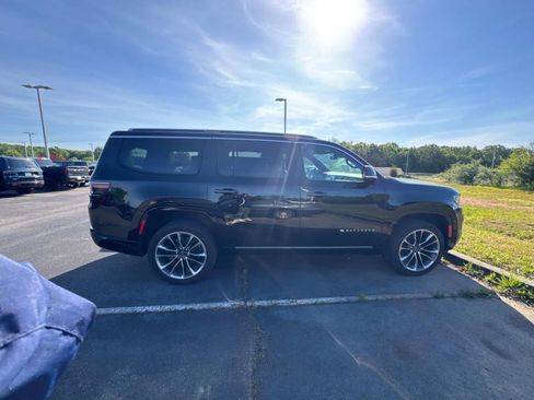 Used 2024 Jeep Wagoneer Series III w/ Premium Group I AWD/4WD image 12