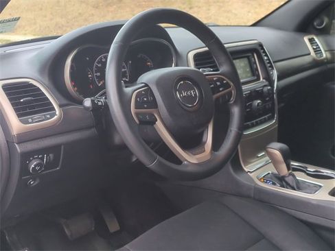 Used 2017 Jeep Grand Cherokee Laredo image 29