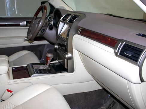 Used 2011 Lexus GX 460 w/ Comfort Plus Pkg image 17