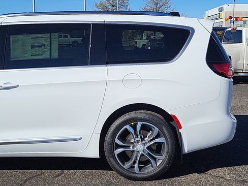 New 2026 Chrysler Pacifica Pinnacle image 4